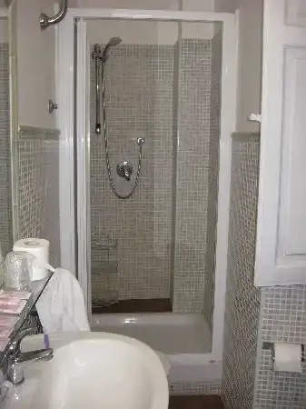 ローマ Hostel Lodiのシャワー