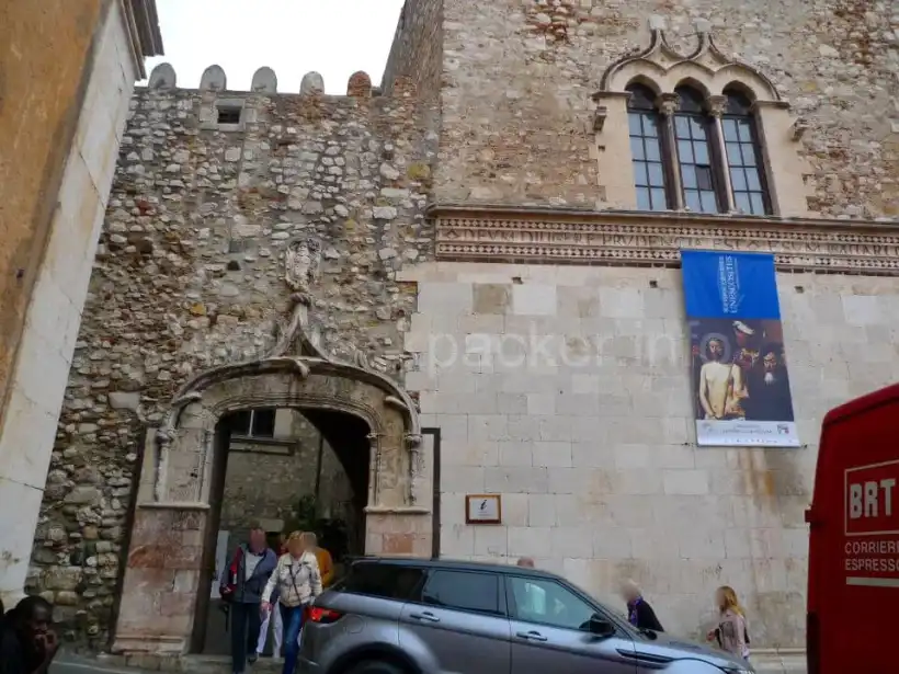 イタリア・タオルミーナのカラヴァッジョのある建物