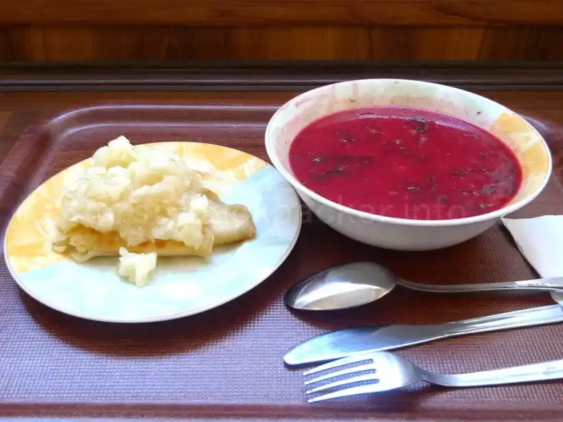 グダニスクNeptun Barのビートルートのスープとクレープ