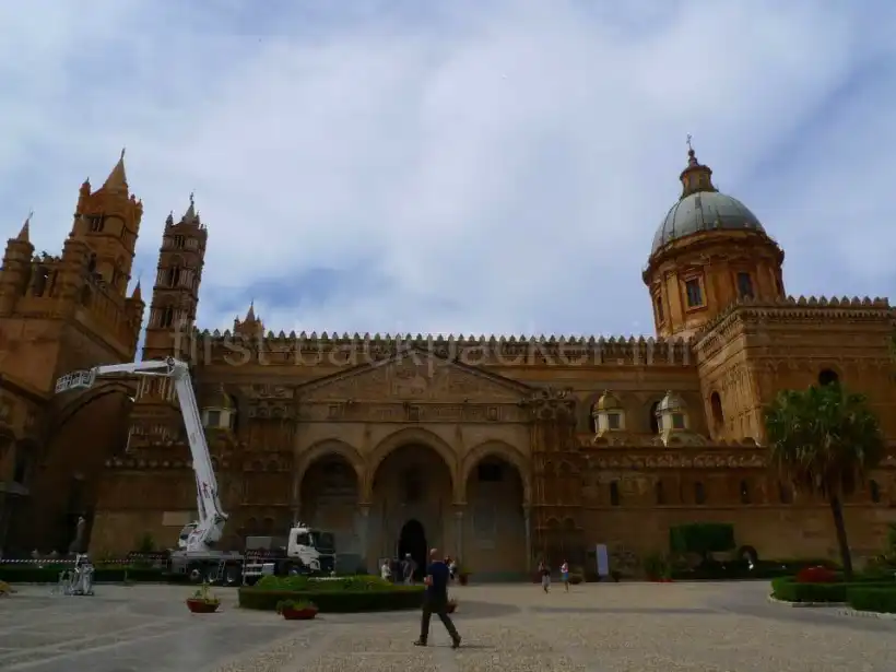 パレルモの大聖堂の正面外観