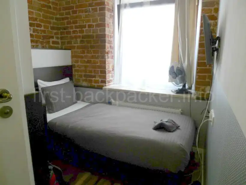 ヴロツワフ・セント ドロシーズ ホステル アパートメンツのシングルルームのベッド