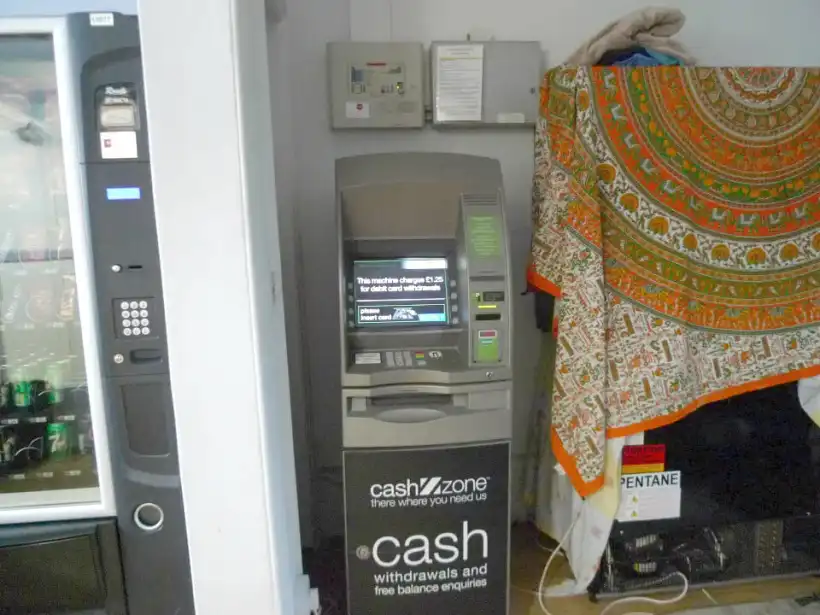 ロンドン アスターホステルのATM