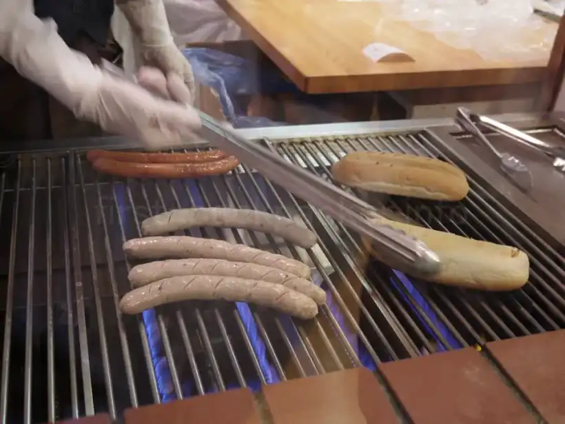 レイモンハウス元町店のイートインの調理台