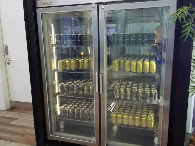 香港国際空港・ウエストホール・プラザ・プレミアム・ラウンジの缶ビール