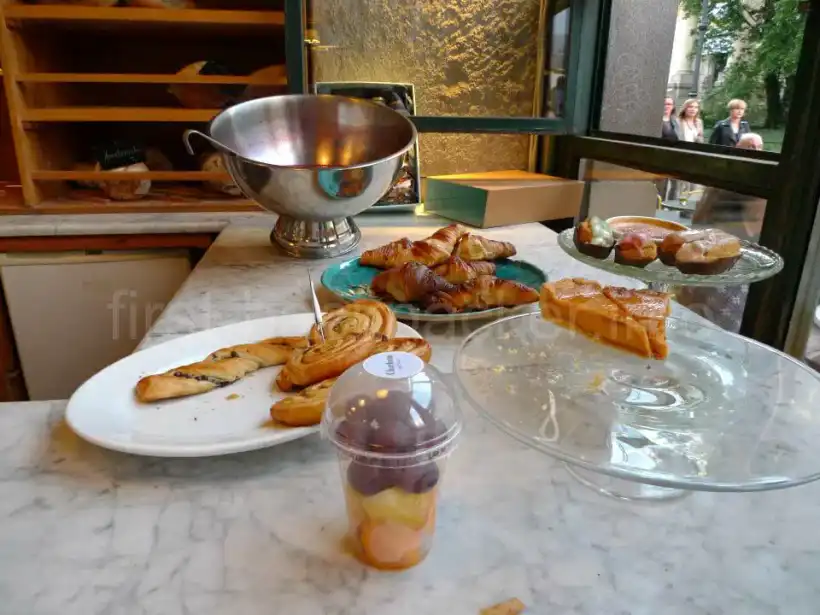 クラクフCharlotteのケーキやクロワッサン