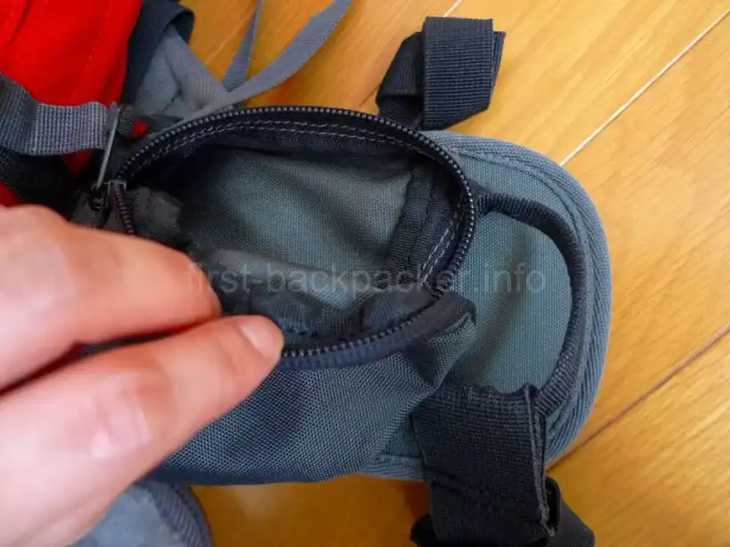 バックパックの洗濯前のポケット確認