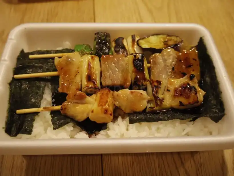 ハセガワストアのやきとり弁当の蓋を開けたところ