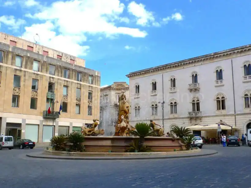 シラクーサの旧市街の噴水