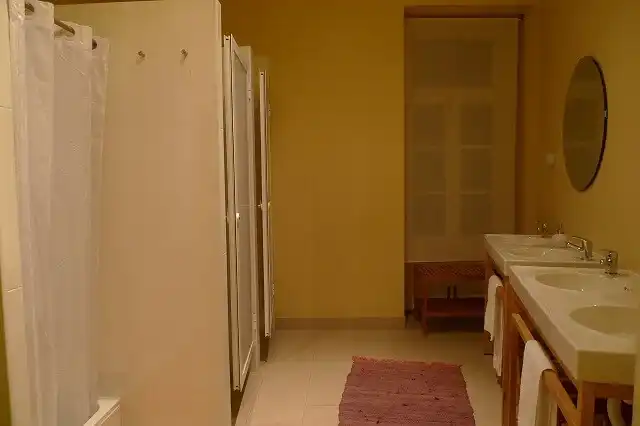 Dixo's Oporto Hostelのシャワールーム