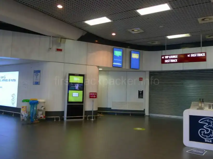 ミラノ ベルガモ空港VIPラウンジへの通路