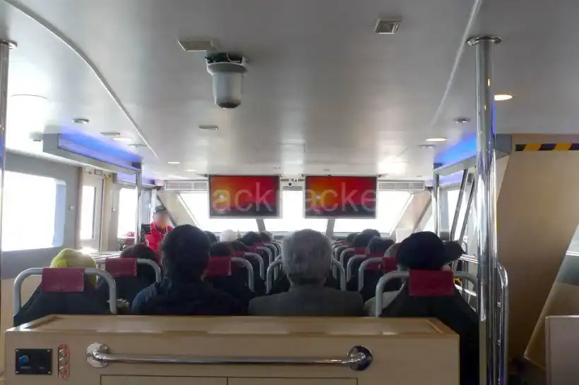 軍艦島コンシェルジュの観覧船ジュピター内1階席