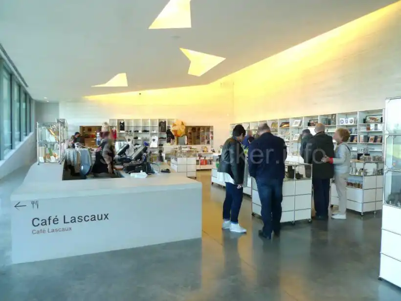 ラスコー4の土産屋