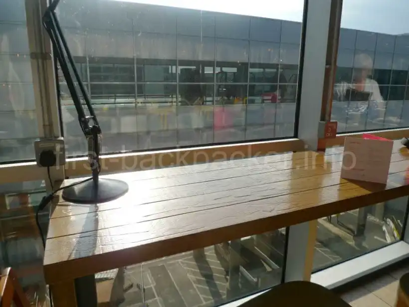 ロンドン・ガトウィック空港のThe Gatewayのカウンター席