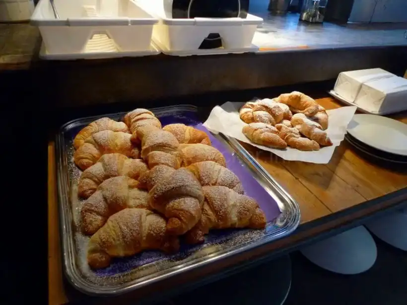 シラクーサLOL hostelの朝食のクロワッサン