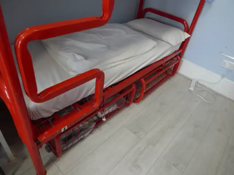 ロンドン アスターホステルのベッド下のロッカー