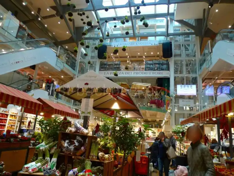 ミラノのEATALYの内部、地上階