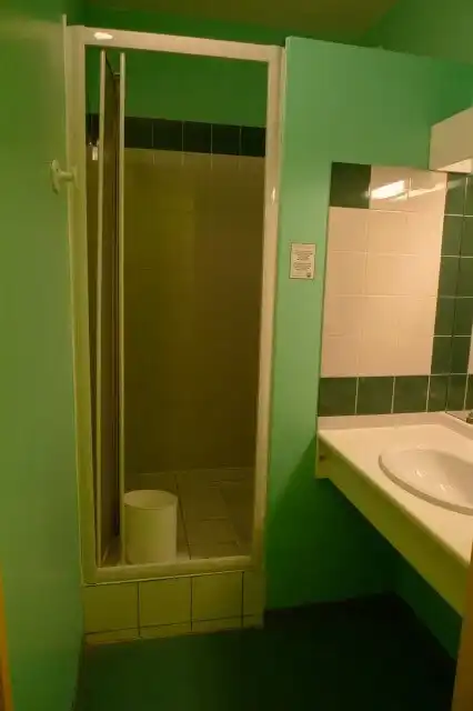 Auberge de jeunesse Biarritzのシャワールーム