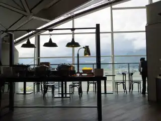 【世界のラウンジから】香港国際空港(第1ターミナル) プラザ・プレミアム・ラウンジ ウエストホール – 開放感があり明るいラウンジ