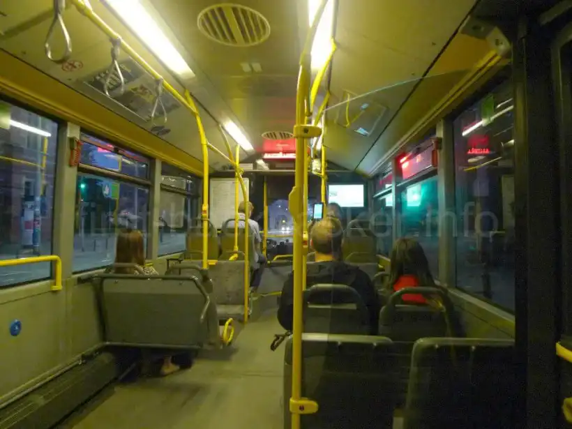 ヴロツワフの空港行き夜間バス206番の中