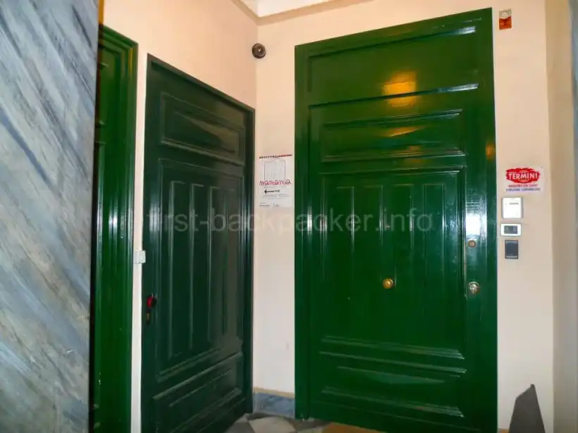 パレルモ・マンマミーアホステルのドア