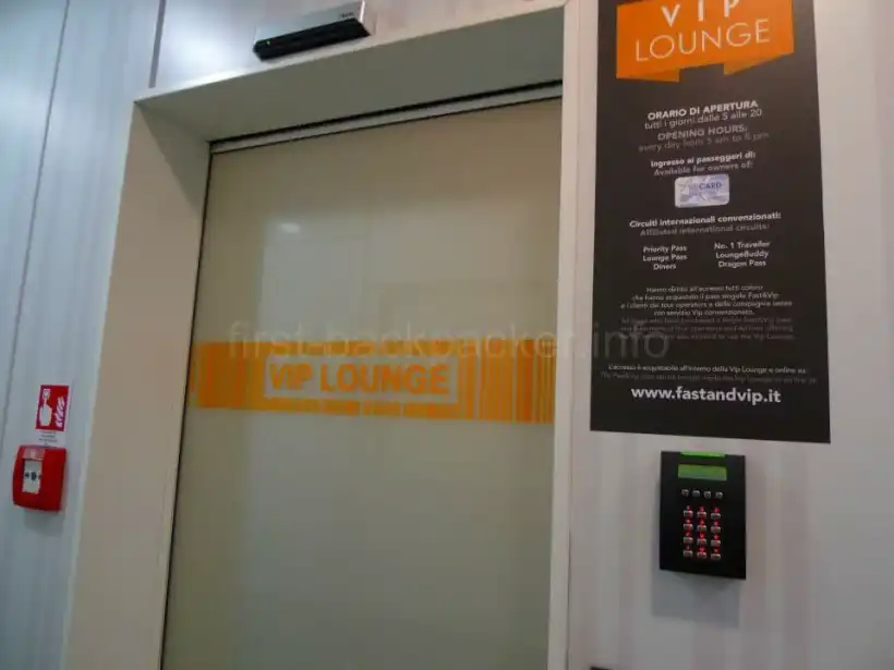 ミラノ ベルガモ空港VIPラウンジの入り口ドア