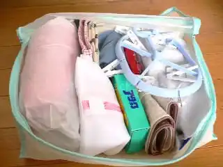 小物や洗濯物をパッキング