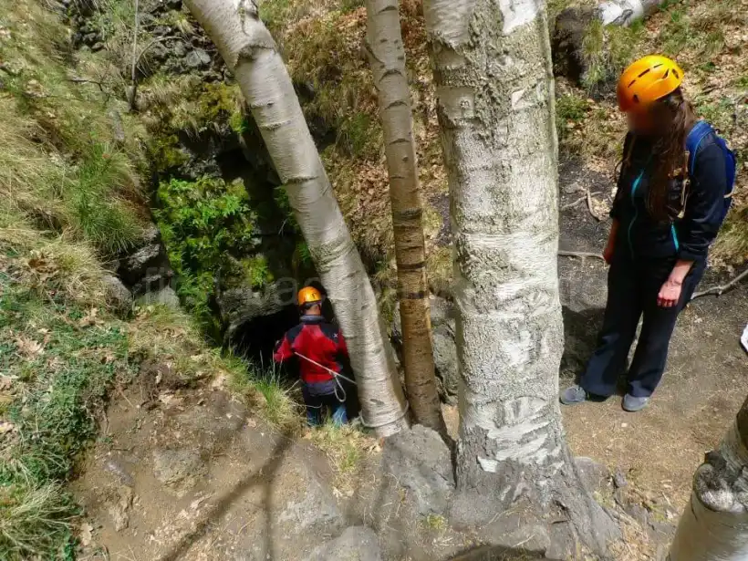 シチリア・Etna Peopleツアーのエトナ山の溶岩洞窟の中に突入