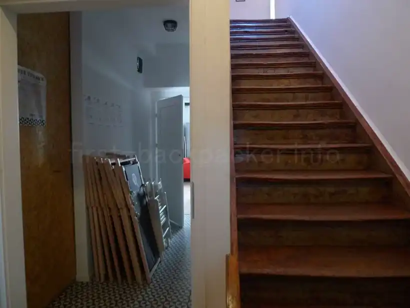 グダニスクHoney Den Hostelの入り口を入ってすぐの階段