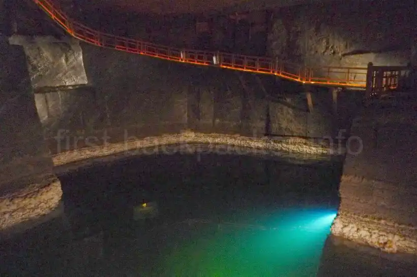 ヴィエリチカ岩塩坑の地底湖