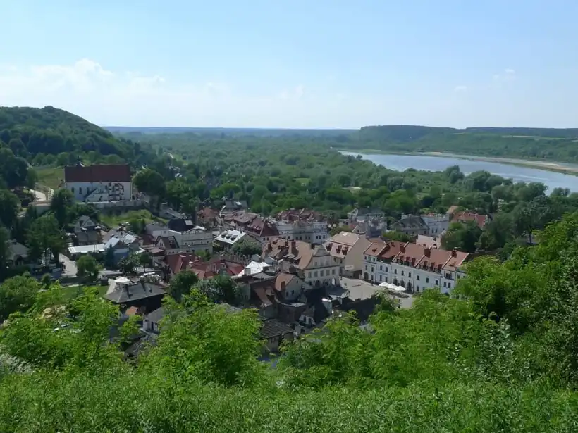 カジミエシュ・ドルニの3つの十字架の丘からの村の眺め