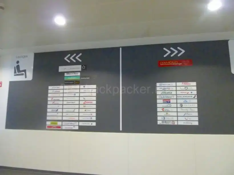 ブリュッセル国際空港Diamond Loungeへの通路の案内