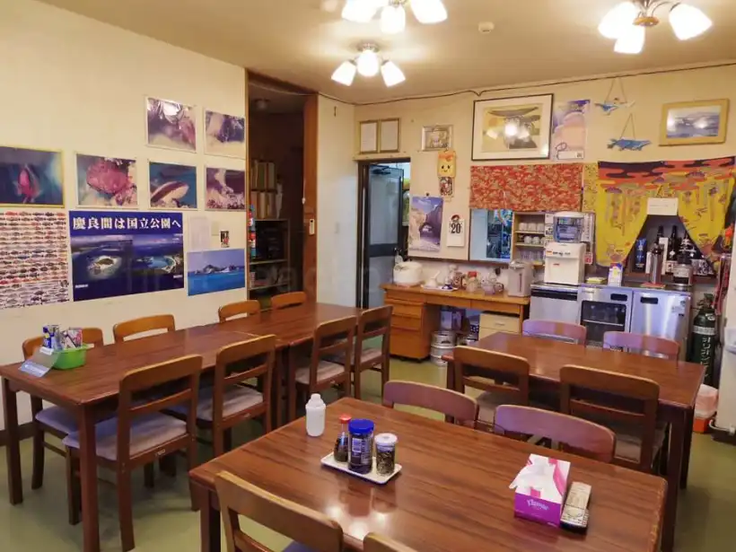 渡嘉敷島の民宿ゆうなぎ荘のリビング兼食堂