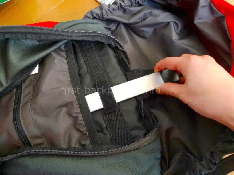 バックパックの洗濯前にサポーター（骨）をはずす