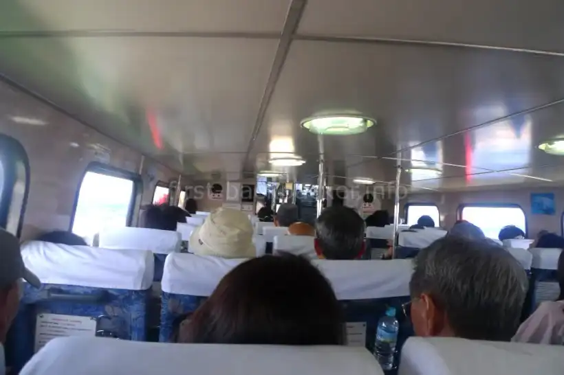 波照間島・西表島行きの高速船内