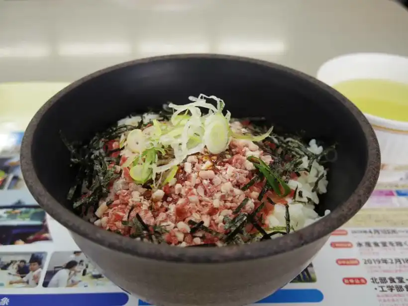 北海道大学の中央食堂の牛とろ丼