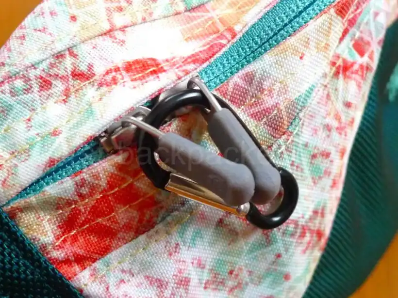 ダブルジップのファスナーにカラビナを装着