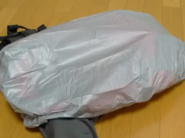 ダイソーのミニバイクシートカバーをバックパックに被せたところ