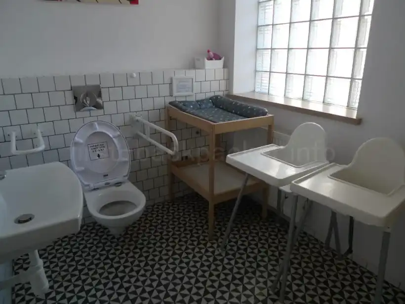 グダニスクHoney Den Hostelの地上階のトイレ
