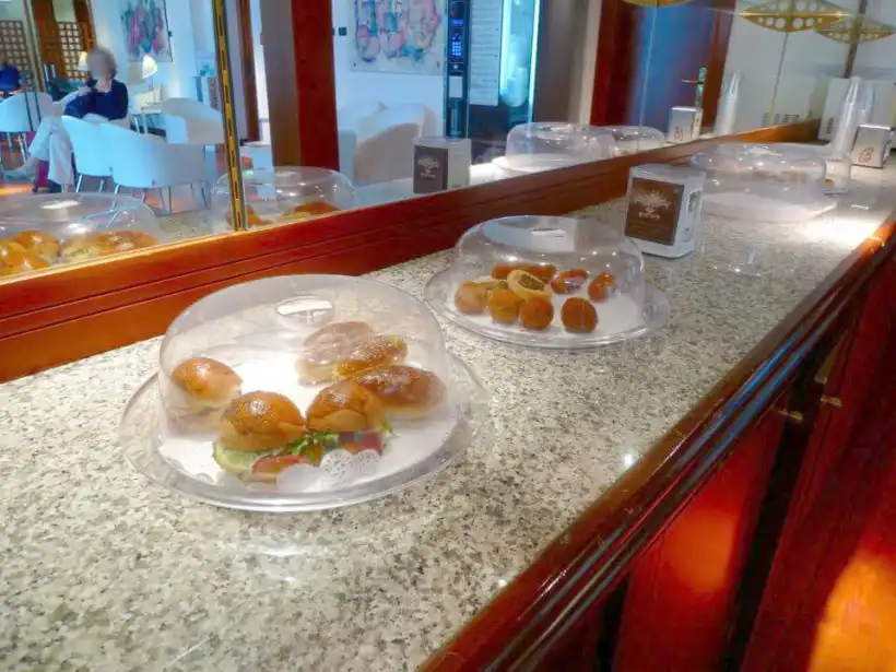 パレルモ ファルコーネ ボルセリーノ空港Gesap VIP Loungeのお食事