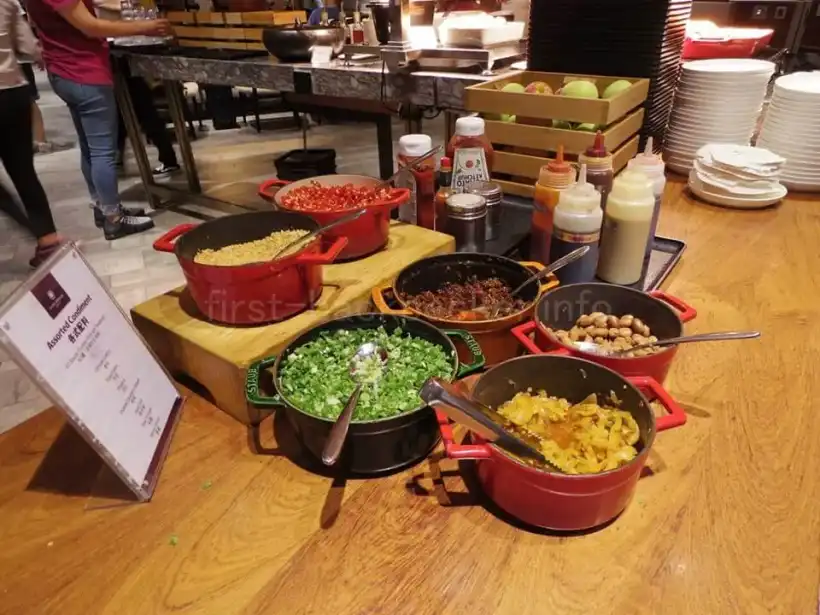 香港国際空港・イーストホール・プラザ・プレミアム・ラウンジの食事（薬味類）