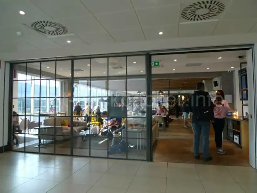 ロンドン・ガトウィック空港のThe Gatewayの入り口