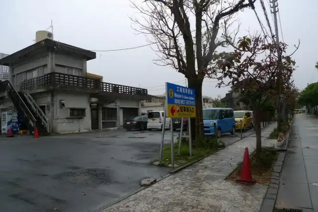 瑞泉酒造の駐車場