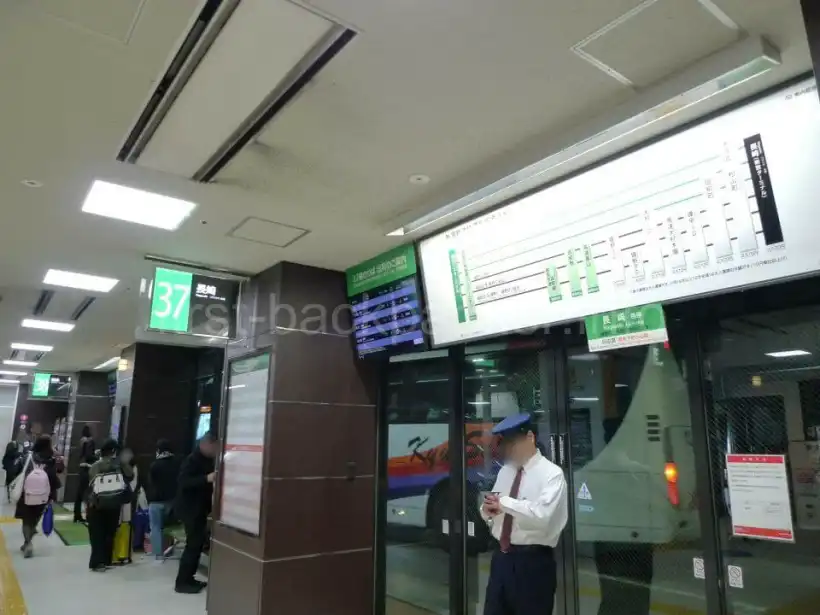 博多バスターミナルの長崎行きバス乗り場