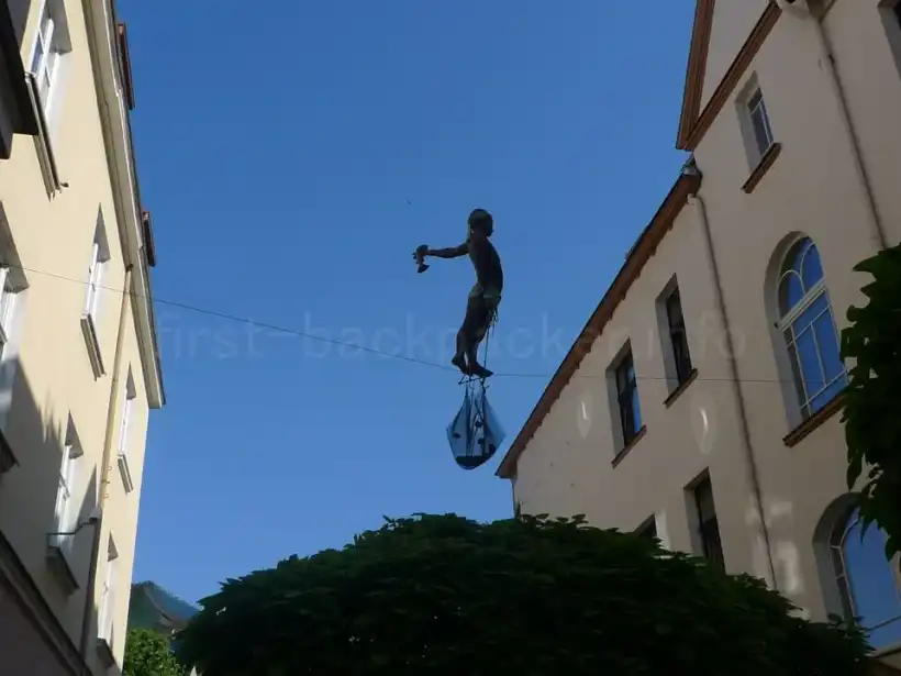 ソポト・綱渡りの像