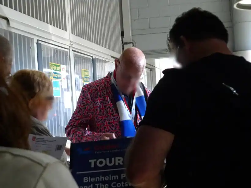 Golden Toursのガイドさん