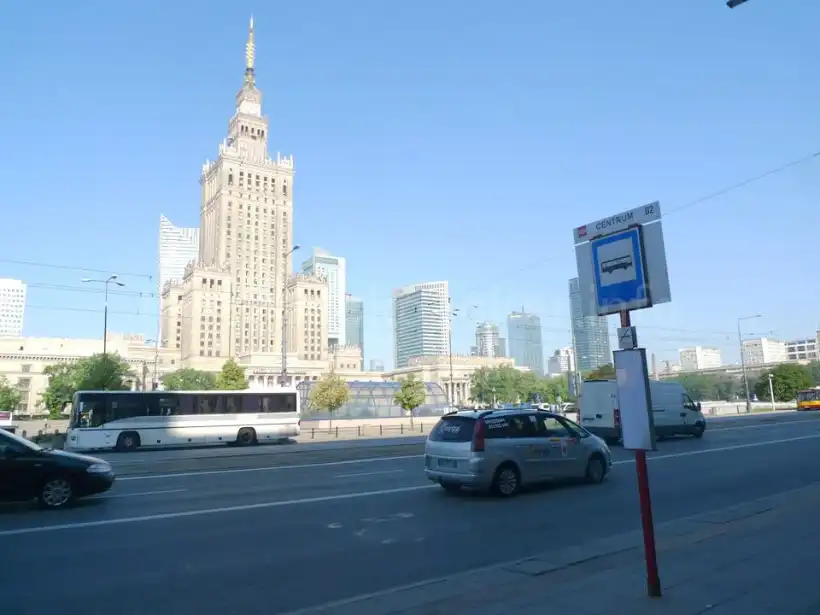 ワルシャワ発カジミエシュ・ドルニ行きのバス停