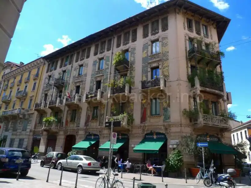 ミラノのパニーニ屋さんの建物のミュシャ風ファサード