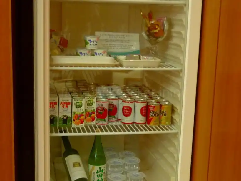 中部国際空港セントレアKALラウンジの野菜ジュースとヨーグルト