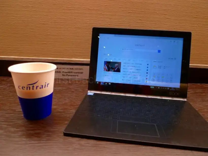 中部国際空港セントレアの第2プレミアムラウンジのカウンターでPC作業