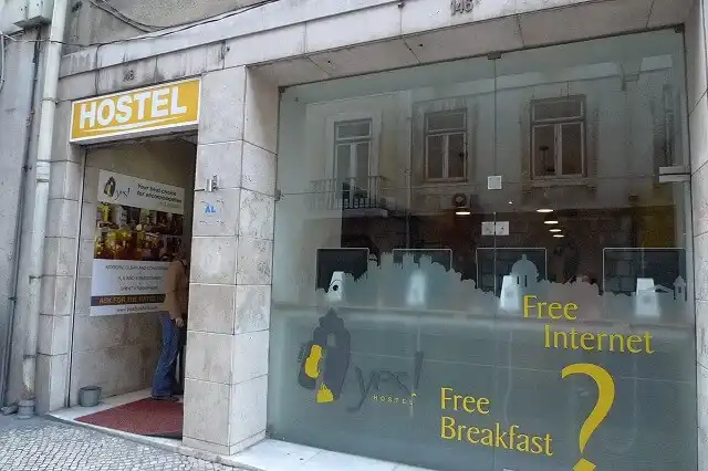 Yes! Lisbon Hostelの入り口